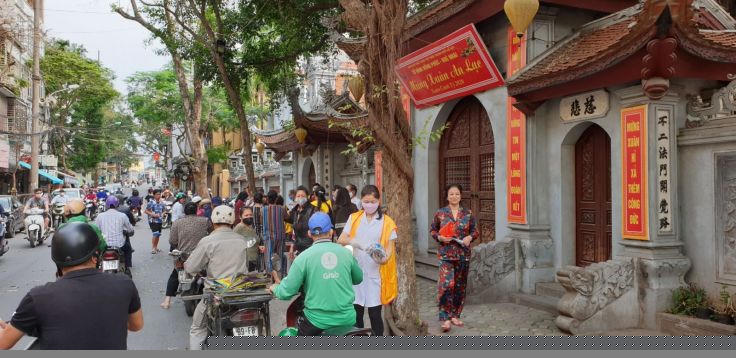 Quang cảnh buổi cấp phát miễn phí vật phẩm y tế tại chùa Hòe Nhai