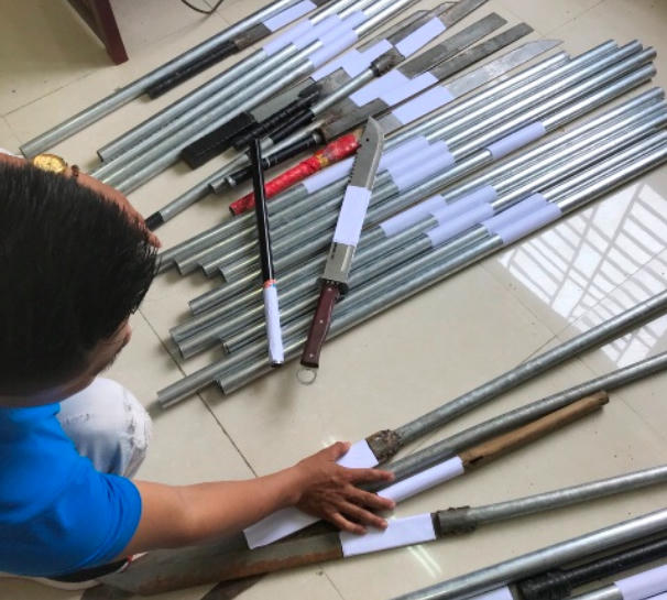 Hung khí thu được tại hiện trường vụ ẩu đả. Ảnh: CA TX Điện Bàn.