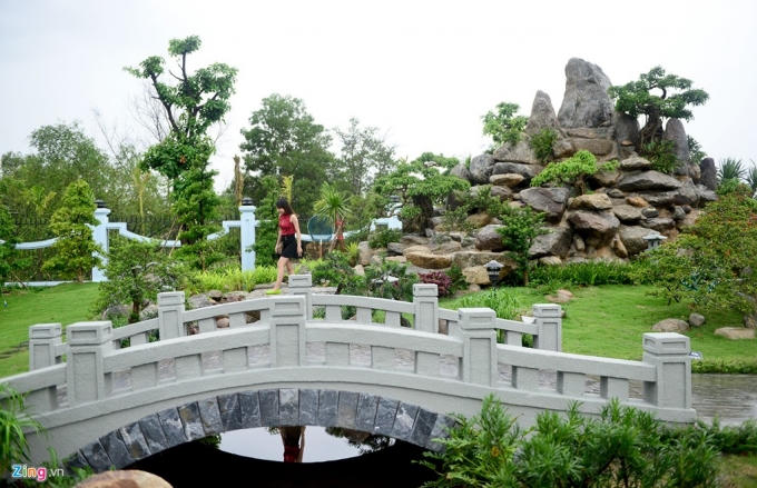 Tiểu cảnh núi đá, dòng suối, cây cầu cùng cây xanh được bố trí hài hòa, tạo cảm giác yên bình, thư giãn.