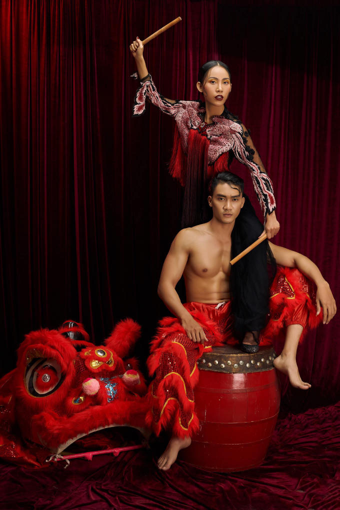 Sở hữu thân hình nóng bỏng hết mức cùng số đo 3 vòng cực chuẩn, Trương Hằng cuốn hút mọi ánh nhìn. Người đẹp khoe khéo đôi chân dài miên man khi ngồi lên đôi vai vạm vỡ của Lương Gia Huy. Nam vương "vạn người mê" sở hữu chiều cao lên đến hơn 1,8m, gương mặt hút hồn cùng body vạm vỡ. Lương Gia Huy luôn khiến khán giả phải “xiêu lòng” vì nét nam tính, đầy lôi cuốn.