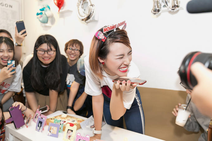 Hoàng Oanh gọi điện tỏ tình Hoàng Yến Chibi, Jun Vũ tại buổi họp fan