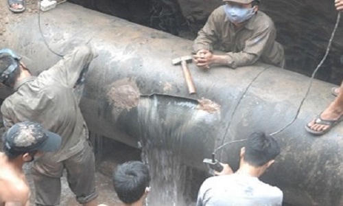 Đường ống dẫn nước sông Đà - Hà Nội nhiều lần bị vỡ, ảnh hưởng nghiêm trọng đến đời sống sinh hoạt của người dân. (Ảnh: Kiến thức)