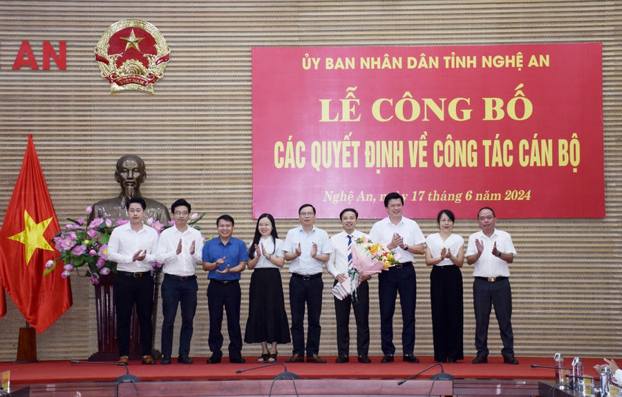 Lãnh đạo Văn phòng Tỉnh ủy, Trung tâm Xúc tiến Đầu tư, Thương mại và Du lịch tỉnh Nghệ An tặng hoa chúc mừng ông Cao Nguyên Hùng.