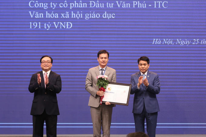 Đại diện Công ty CP Đầu tư Văn Phú – ITC nhận Quyết định chủ trương đầu tư Khu văn hóa thể thao và dịch vụ Nam Từ Liêm.