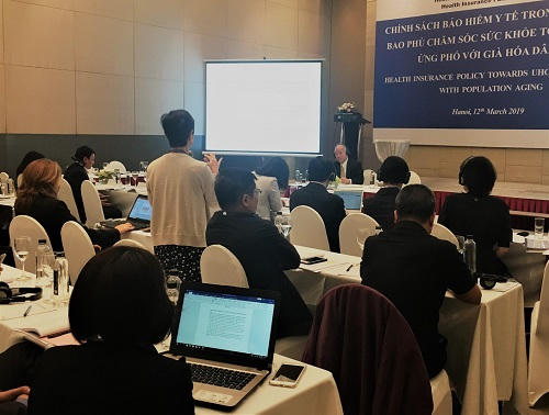 GS. Kenji Shimazaki, chuyên gia chính sách an sinh xã hội, Học viện nghiên cứu chính sách Quốc gia Nhật Bản (GRIPS) trả lời câu hỏi của đại biểu