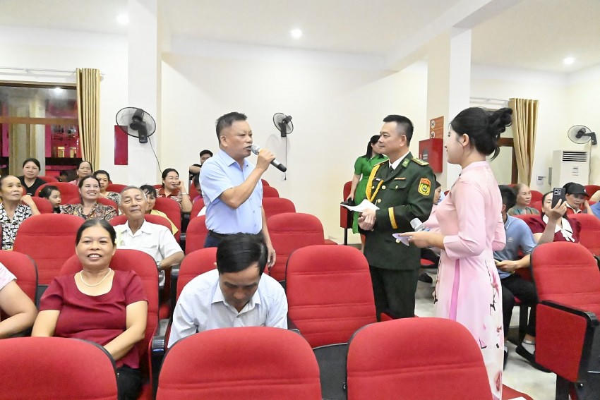 Người dân vui mừng, phấn khởi tham gia giao lưu tại các chương trình tuyên truyền pháp luật được cán bộ Bộ đội Biên phòng tỉnh Quảng Ninh phối hợp với các địa phương tổ chức.
