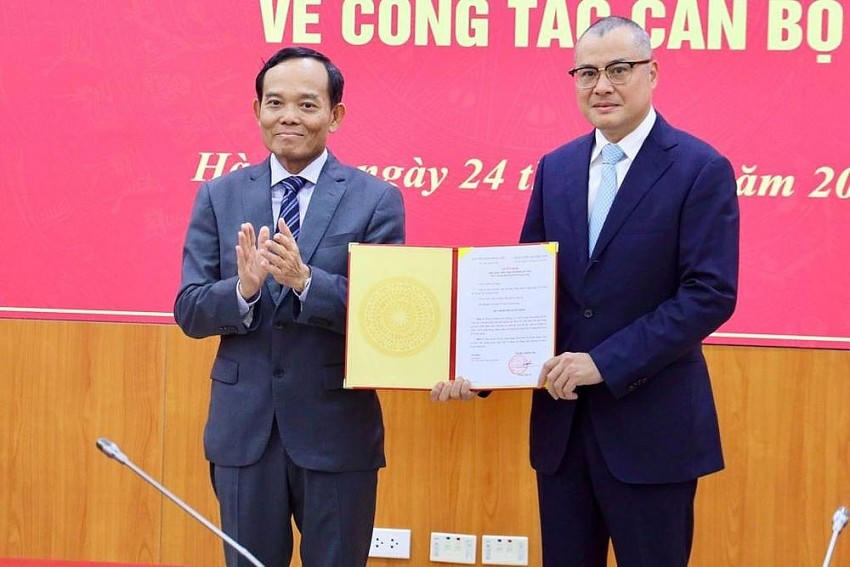 Trưởng Ban Kinh tế Trung ương Trần Lưu Quang trao quyết định bổ nhiệm cho ông Phạm Đại Dương