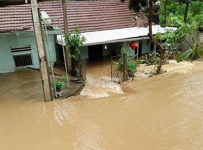 Mưa lớn khiến hàng ngàn ngôi nhà dân bị ngập nước.