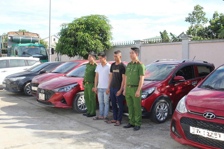 Đối tượng Trần Đình Hào và Phạm Đình Thế cùng số tang vật. Ảnh: Công an tỉnh Nghệ An.
