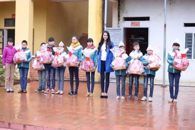&Aacute; hậu L&acirc;m Th&ugrave;y Anh về qu&ecirc; từ thiện trong gi&aacute; lạnh