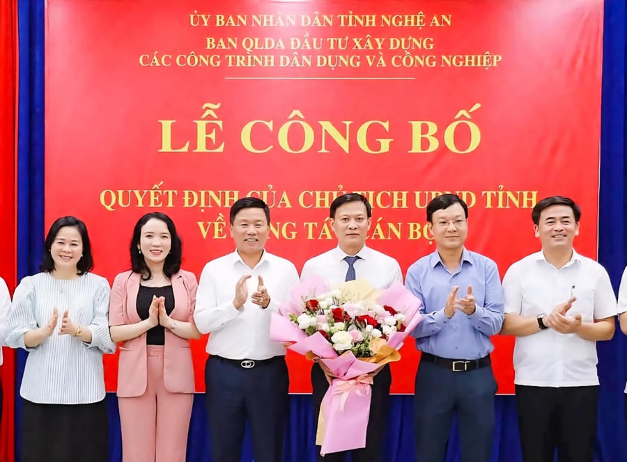 Đại diện lãnh đạo tỉnh, các sở ngành tặng hoa chúc mừng ông Vương Đình Nhuận.