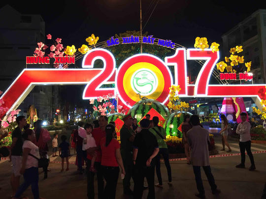 Nhiều người chờ đợi trước cổng sau đường hoa trước giờ khai mạc