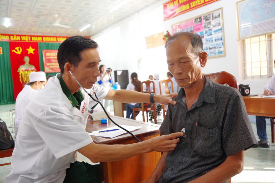 Quân y BĐBP Cà Mau khám bệnh, cấp thuốc miễn phí cho người có công và các hộ gia đình chính sách.