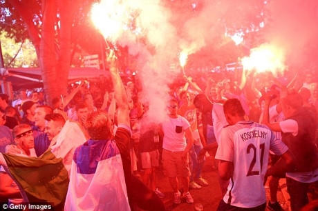 Các CĐV tuyển Đức cũng cho thấy sự nhiệt huyết không kém với những màn đốt pháo sáng và reo hò trước trận đấu.