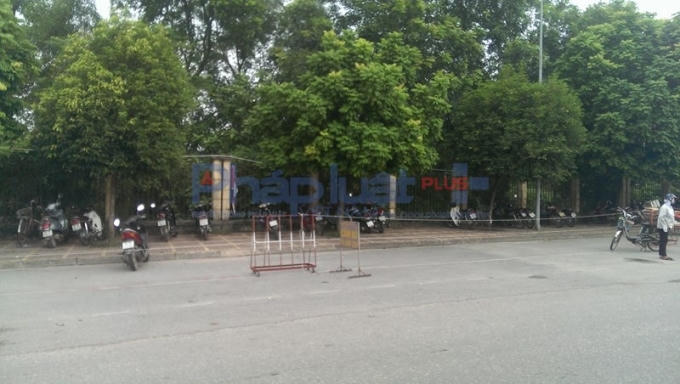 Ngang nhiên lấn chiếm vỉa hè và lòng đường.