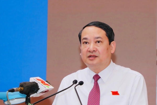 Chủ tịch HĐND tỉnh Ninh Bình, ông Mai Văn Tuất phát biểu tại kỳ họp.