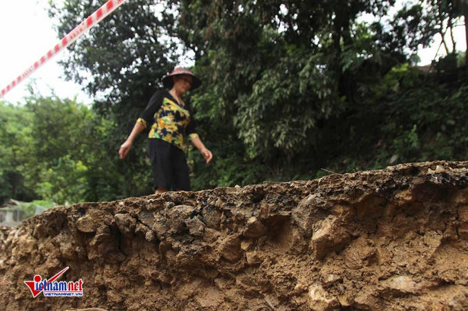 Th&ecirc;m nhiều nh&agrave; nứt to&aacute;c, chực sập xuống s&ocirc;ng Đ&agrave;