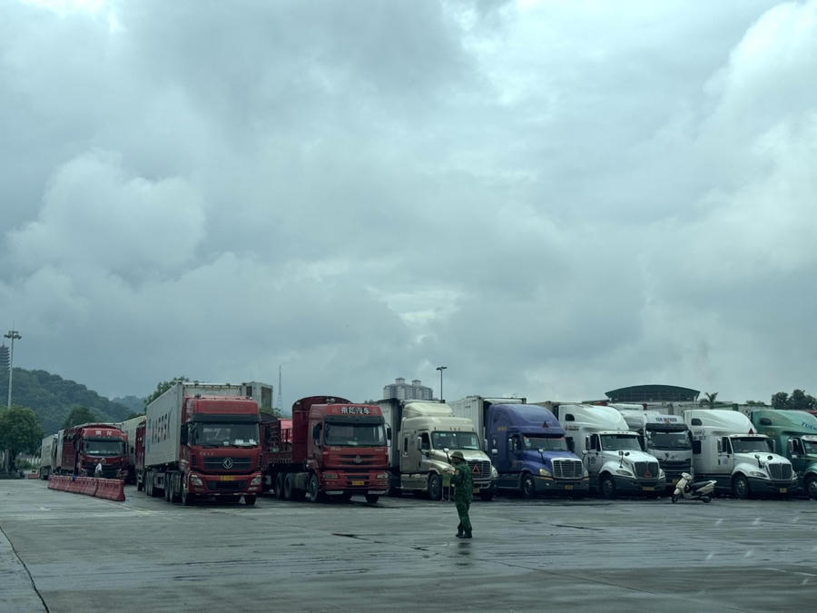 Xe đang chờ xuất cảnh.