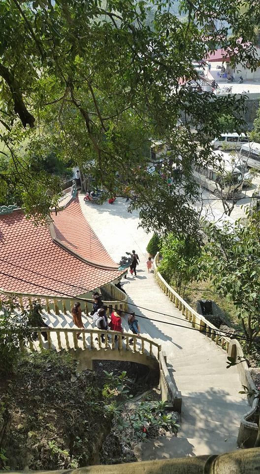 HÌnh ảnh chùa bụt bay nhìn từ trên núi xuống. (ảnh: Minh Long).