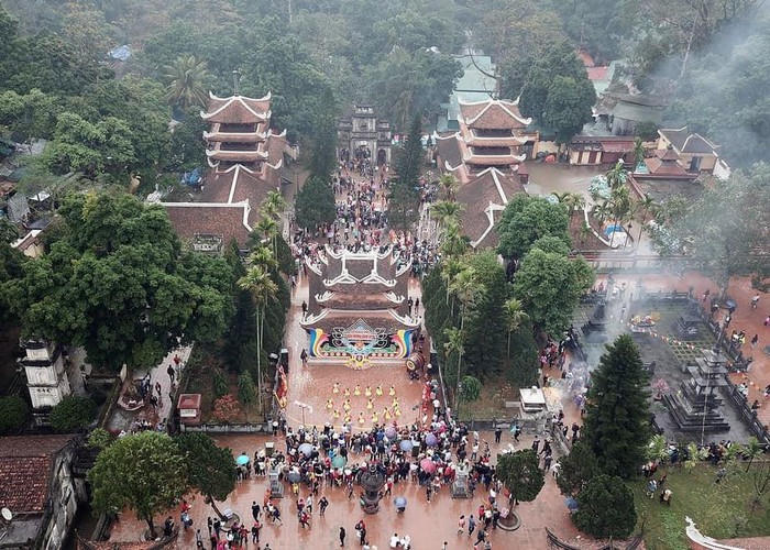 Hội chùa Hương thường kéo dài trong 3 tháng, bắt đầu từ tháng 1 đến tháng 3 Âm lịch. Đây cũng là thời điểm nhiều du khách tập trung đến đây để tham dự các hoạt động sinh hoạt văn hóa đặc sắc của lễ hội. Tuy nhiên, trước diễn biến phức tạp của dịch viêm phổi do virus corona, nhiều du khách có phần e ngại khi viếng thăm những địa điểm đông người, trong đó có chùa Hương. Ảnh: Vietyouth.