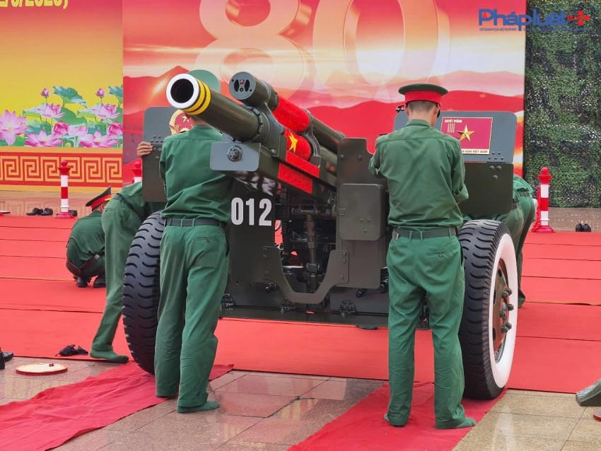 Đông đảo người dân hào hứng ghi lại khoảnh khắc bên dàn Đại Bác chuẩn bị khai hoả dịp 2/9