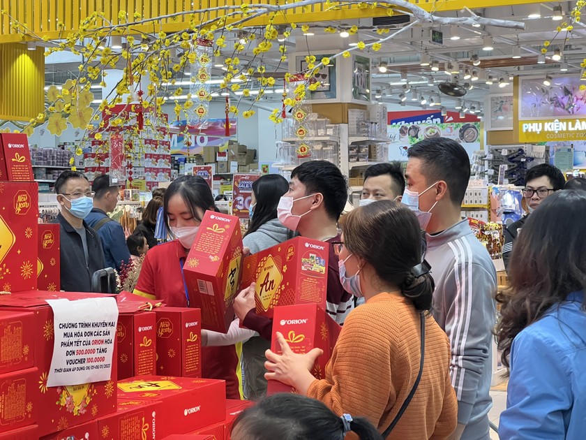 Nhiều gian hàng, sản phẩm áp dụng chương trình ưu đãi lớn dịp cận Tết nên thu hút được sự quan tâm đông đảo của người tiêu dùng.
