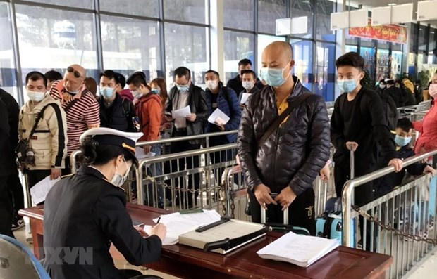 Cán bộ Kiểm dịch tăng cường giám sát khách nhập cảnh. (Ảnh minh họa: TTXVN phát)