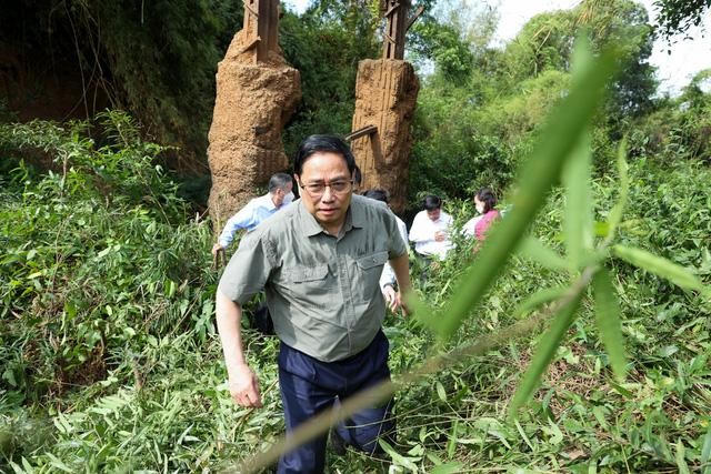 Thủ tướng khảo sát thực địa tại khu vực suối Mã Đà nằm giữa Bình Phước và Đồng Nai.
