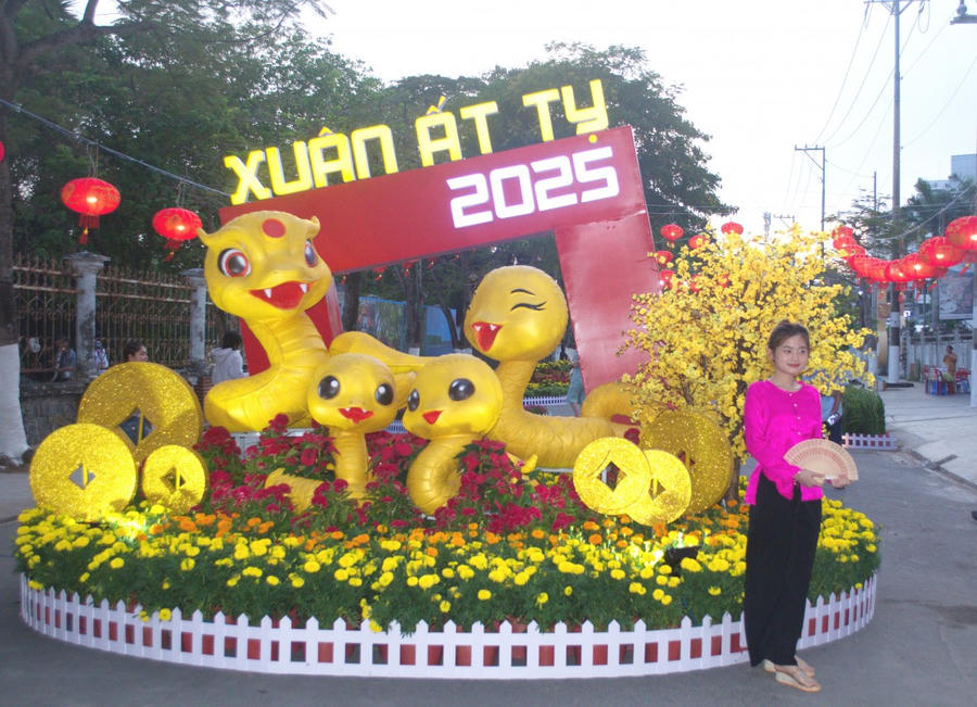 Hình ảnh bốn con rắn dễ thương bằng thỏi vàng tượng trưng cho tài lộc, sung túc, phát triển, ấm no; hoa mai đua nở báo hiệu mùa Xuân về. Đồng thời, tượng trưng văn hóa dân tộc.
