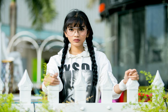 Á hậu Trương Thị May khoe chân dài miên man khi dạo phố