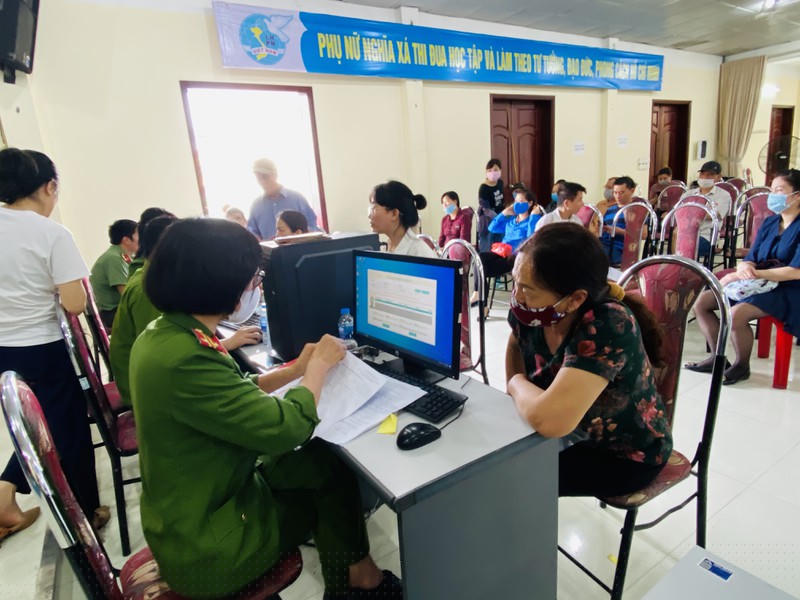Tính đến hết 8/4/2021, CA TP đã thu nhận 478.822 hồ sơ cấp thẻ CCCD gắn chíp điện tử (bằng 28,48% chỉ tiêu Bộ Công an giao), đạt năng suất thu nhận hồ sơ là trên 400 hồ sơ/máy thu nhận đường vân, vượt chỉ tiêu Bộ Công an giao (300 hồ sơ/máy). 