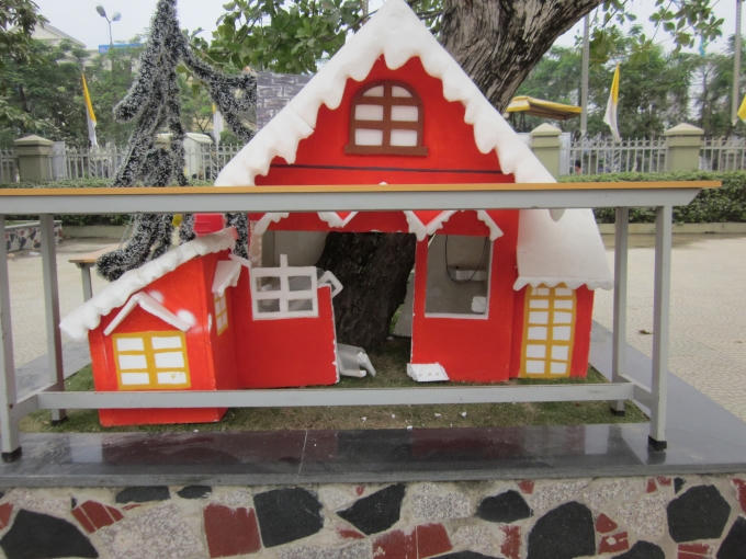 Ngôi nhà tuyết đỏ rực nổi bật trong mùa đông giá rét