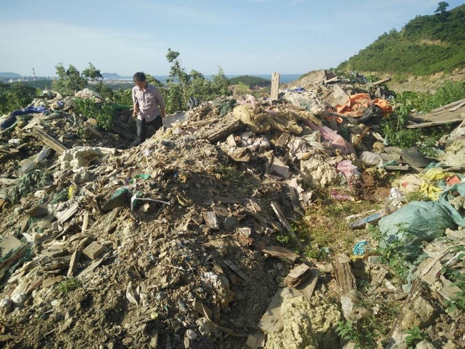 Bãi rác chỏng chơ giữa rừng, thuộc khu vực mỏ đá 171 đã ngừng hoạt động.