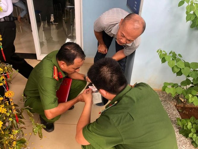 2 tên cướp là nhân viên của Công ty Cổ phần Dịch vụ Kỹ thuật đường cao tốc Việt Nam (VEC E, đơn vị quản lý tuyến cao tốc TP HCM – Long Thành – Dầu Giây). Trong ảnh: Cơ quan công an khám nghiệm hiện trường. (Ảnh: Kiến Thức)