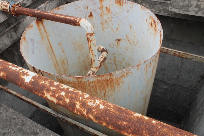 Ống nước hoen gỉ tại bể lọc