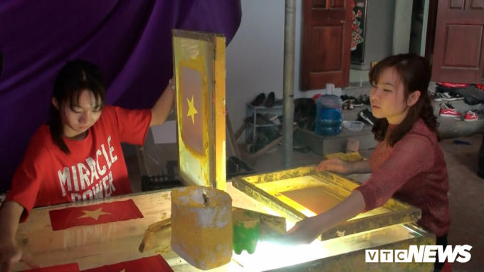 "Đơn đặt hàng làm băng rôn cổ vũ gửi đến liên tục, có người đặt 5.000 nhưng chúng tôi chỉ đáp ứng được 3.000, người đặt 3.000 chiếc thì chỉ cung cấp được 1.000. Số lượng sản phẩm tăng gấp đôi so với ngày thường nên chúng tôi phải làm miết không có giờ nghỉ. Từ hôm qua (24/1), tôi không dám nhận thêm đơn hàng vì sợ không làm kịp cho người ta", chị Đào Thị Duyên (vợ anh Phục) cho biết.