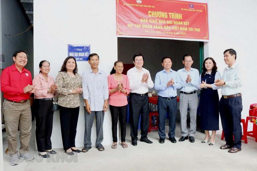 Nguyên Ủy viên Bộ Chính trị, Nguyên Chủ tịch nước cùng lãnh đạo tỉnh, huyện đã đến dự bàn giao căn nhà cho hộ thuộc diện hộ nghèo. Ảnh: Báo Đồng Khởi