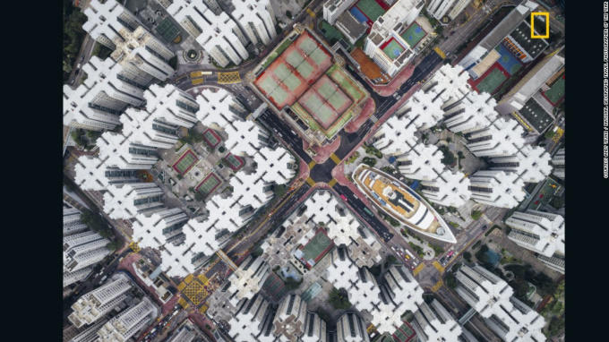 Bức ảnh "Walled City #08" của Andy Yeung chụp thành phố đông đúc nhất thế giới Kowloon Walled City, Hong Kong. Ảnh CNN.