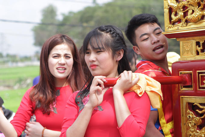 Theo tục xưa, khênh chiêng bắt buộc là những cô gái chưa chồng, giờ lễ hội vẫn giữ nguyên tục lệ này.