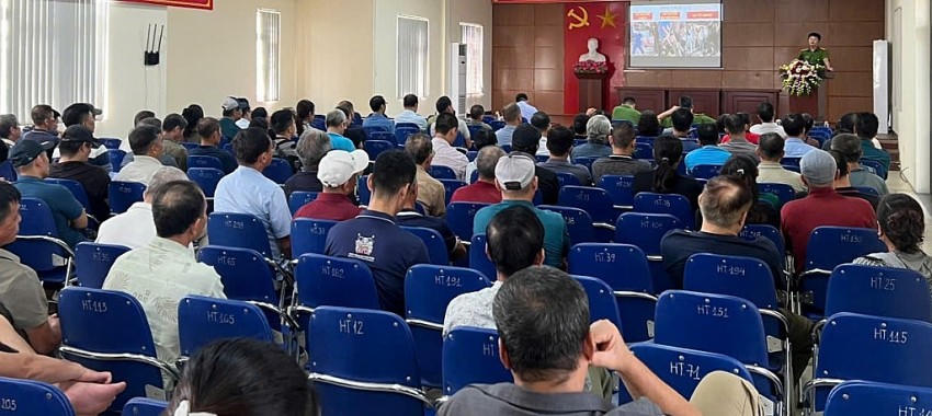 270 thành viên các tổ dân phòng lắng nghe lực lượng công an phổ biến kỹ năng phòng cháy, chữa cháy.