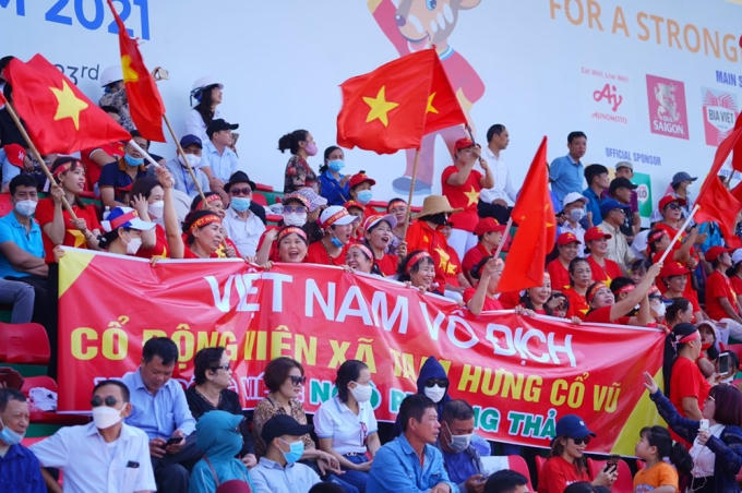 Khán giả cổ vũ nhiệt tình cho các đội tuyển thi đấu.