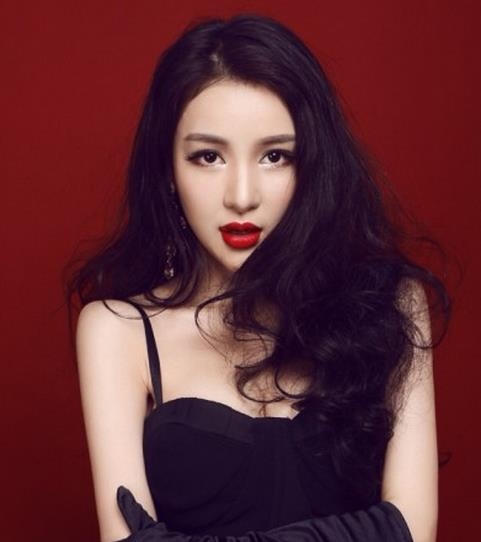 Cô được biết đến là ca sỹ nhưng không được đánh giá cao về giọng hát. Ảnh: internet.