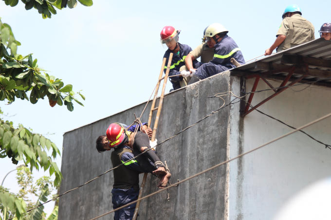 Đối tượng được đưa xuống đất an toàn.