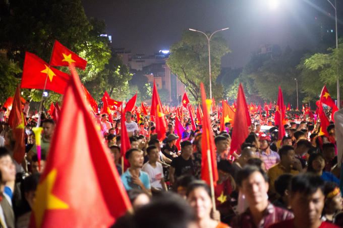 Các ngả đường quang Hồ Gươm nhuộm đỏ sắc cờ.