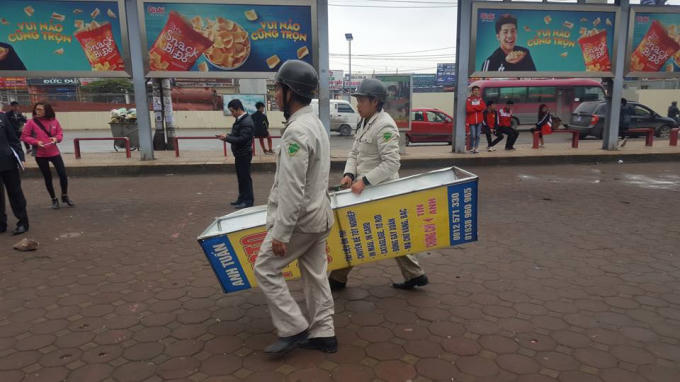 Lực lượng chức năng dẹp vỉa hè, lấy lại không gian cho người đi bộ. Ảnh minh họa.