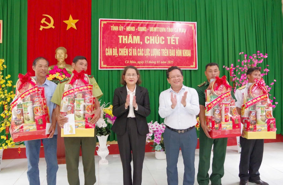 Ông Nguyễn Đức Hiển - Phó Bí thư Thường trực Tỉnh ủy Cà Mau và bà Huỳnh Thị Thanh Loan - Trưởng Ban Tổ chức Tỉnh ủy Cà Mau, tặng quà cho Đồn Biên phòng Hòn Khoai và các lực lượng trên đảo.