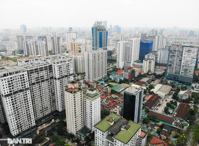 Đường Nguyễn Tuân trước đây tập trung khá nhiều nhà máy, xí nghiệp. Sau khi các công trình này được di dời ra khỏi nội đô, thay vì xây công viên, không gian công cộng, nhiều vị trí lại mọc lên các khu cao ốc, nhà chung cư. Đơn cử, như Dự án nhà tại số 82 Nguyễn Tuân, khu đất này trước đây là đất công nghiệp của Công ty TNHH MTV Thống Nhất, tiền thân là Nhà máy xe đạp Thống Nhất. Hay tại tòa nhà số 90 Nguyễn Tuân, khu đất 3,7 ha này trước đây do một xí nghiệp xe buýt thuộc Tổng công ty Vận tải Hà Nội (Transerco) quản lý, sử dụng.