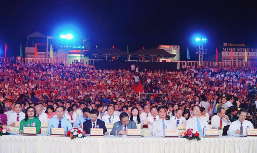 Quang cảnh đông đảo lãnh đạo Trung ương, địa phương và người dân tham dự buổi lễ (Ảnh: Khánh Thùy)