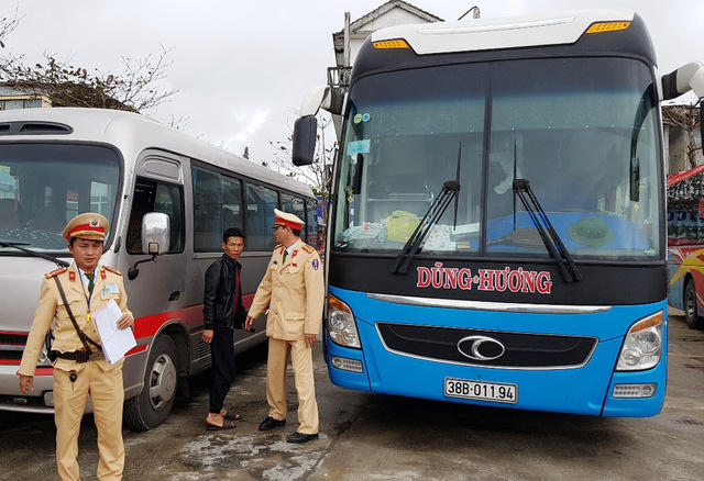 Đội CSGT số 1, Phòng CSGT Công an tỉnh Thừa Thiên Huế kiểm tra, xử phạt xe khách nhồi nhét và buộc phải sang khách qua xe khác để chở số người đúng quy định.