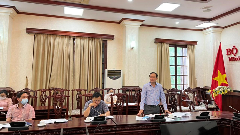 Ông Phan Hồng Nguyên - Phó Vụ trưởng Vụ PBGDPL trình bày dự thảo Kế hoạch.